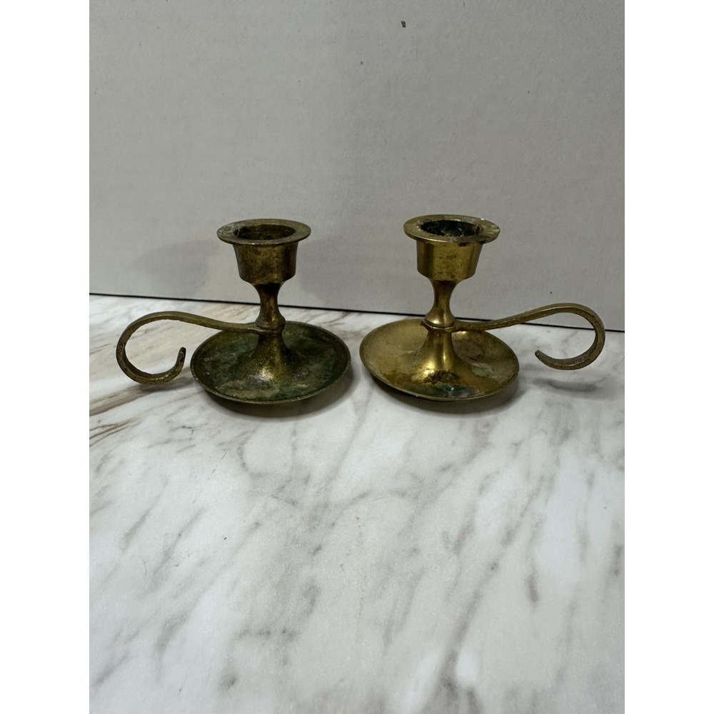 2 VINTAGE SOLID BRASS CANDLESTICK HOLDERS WITH DRIP CATCH & RING‎ HANDLE.